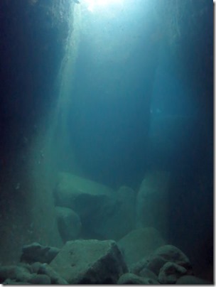 水路下の洞窟
